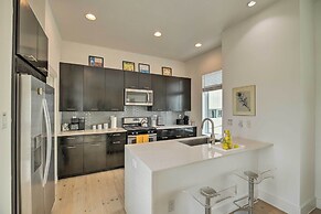 Downtown Houston Townhome w/ Balcony + Yard!