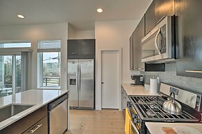 Downtown Houston Townhome w/ Balcony + Yard!