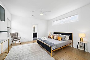 Downtown Houston Townhome w/ Balcony + Yard!