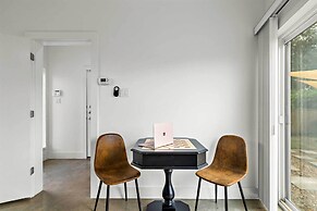 Downtown Houston Townhome w/ Balcony + Yard!