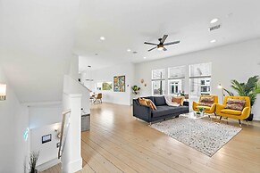 Downtown Houston Townhome w/ Balcony + Yard!