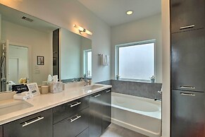 Downtown Houston Townhome w/ Balcony + Yard!