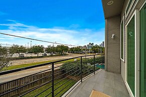 Downtown Houston Townhome w/ Balcony + Yard!