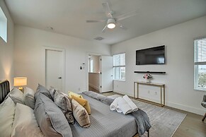 Downtown Houston Townhome w/ Balcony + Yard!