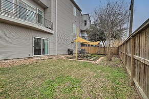Downtown Houston Townhome w/ Balcony + Yard!