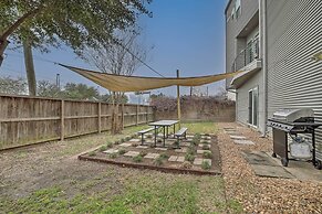Downtown Houston Townhome w/ Balcony + Yard!