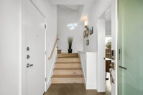 Downtown Houston Townhome w/ Balcony + Yard!