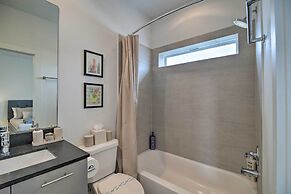 Downtown Houston Townhome w/ Balcony + Yard!