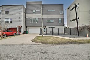 Downtown Houston Townhome w/ Balcony + Yard!