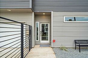Downtown Houston Townhome w/ Balcony + Yard!