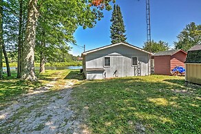 Cozy Lakefront Hale Cabin w/ Access to Boat Ramp!