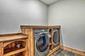 Hot Tub & Fire Pit: Getaway Near Nantahala Gorge!