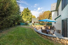 Historic Virginia Wine Country Villa w/ Pool, Yard