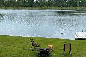 Cozy Lakeside Cottage: Pontoon, Kayaks, Grill