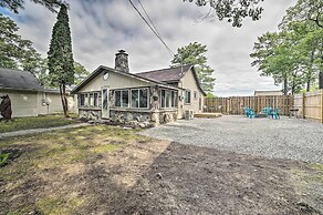 Cozy Prudenville Cabin: Walk to Houghton Lake