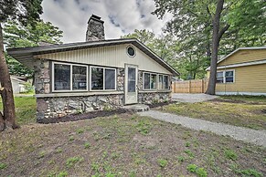 Cozy Prudenville Cabin: Walk to Houghton Lake