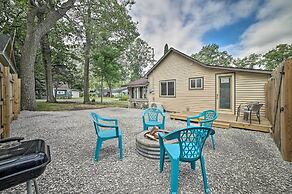 Cozy Prudenville Cabin: Walk to Houghton Lake