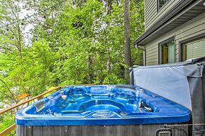 Lakefront Plymouth Cottage w/ Private Hot Tub