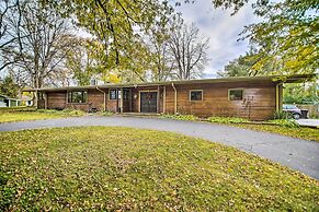 Fox River Grove Home: Pets Welcome!