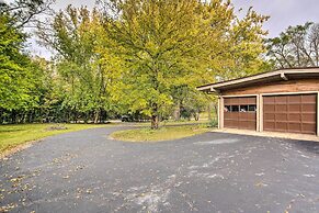 Fox River Grove Home: Pets Welcome!