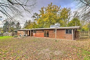 Fox River Grove Home: Pets Welcome!
