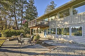 Lakefront Lynwood Home w/ Deck - 19 Mi to Seattle!