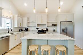 Lovely Bay St Louis Retreat w/ Dock & Canal Access