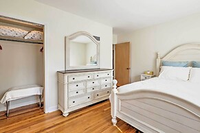 Williams Bay Retreat: Walk to Lake Geneva & Town!