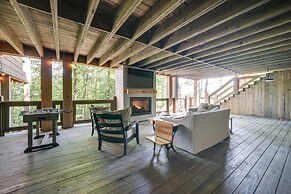 Luxe Creekside Cabin w/ Hot Tub & Fire Pit!
