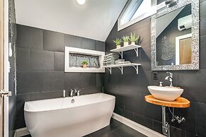 Pet-friendly Delta Cabin w/ Private Hot Tub!