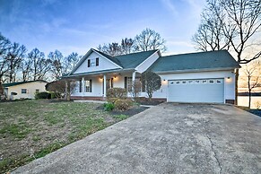 Peaceful Big Sandy Home w/ Deck on Kentucky Lake!
