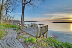 Peaceful Big Sandy Home w/ Deck on Kentucky Lake!