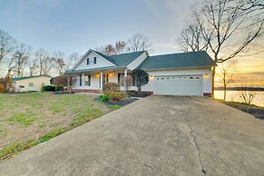 Peaceful Big Sandy Home w/ Deck on Kentucky Lake!