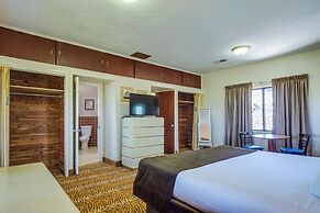 'ledge Lodge' Burkesville Getaway: Pool & Views!