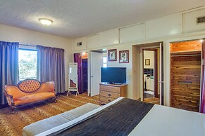 'ledge Lodge' Burkesville Getaway: Pool & Views!