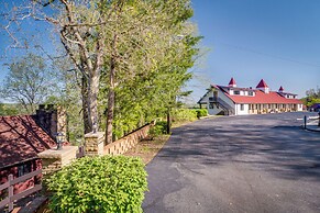 'ledge Lodge' Burkesville Getaway: Pool & Views!