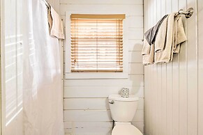 Private Lake Access & Canoes: Pennsylvania Cottage