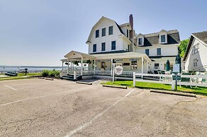 Portage Lake Condo w/ Deck & Pool Access!