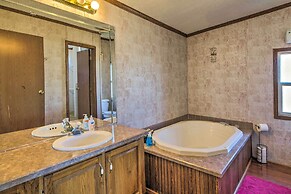 Relaxing Prairie Home, 29 Mi to Starkville!