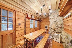 Rustic Maggie Valley Cabin w/ Mountain Views!