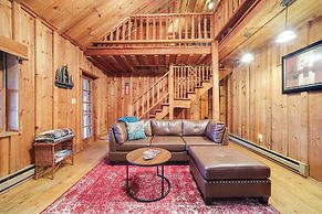 Rustic Maggie Valley Cabin w/ Mountain Views!