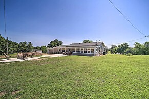 Stunning Oklahoma Home ~ 3 Mi to Spiro Mounds