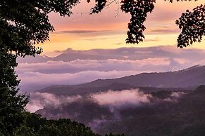 Spacious Franklin Cabin w/ Mountain Views!