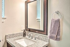 Pet-friendly Houston Townhome, 6 Mi to Dtwn!