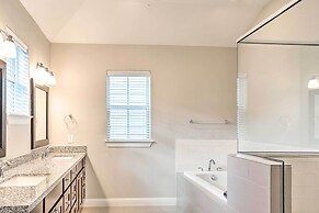 Pet-friendly Houston Townhome, 6 Mi to Dtwn!