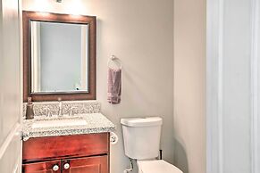 Pet-friendly Houston Townhome, 6 Mi to Dtwn!