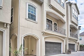 Pet-friendly Houston Townhome, 6 Mi to Dtwn!