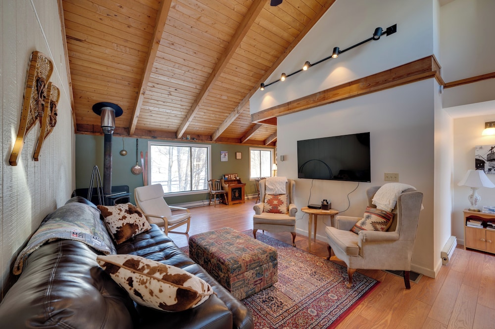 Unique Thornton Townhome: Swim, Ski, & Hike!