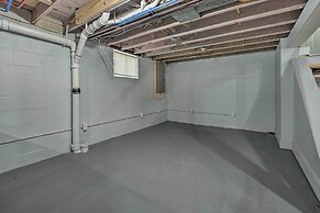 Benton Harbor 'gracie Cottage' w/ Hot Tub + Yard!