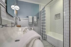 Stunning Charlotte Home: Private Pool!